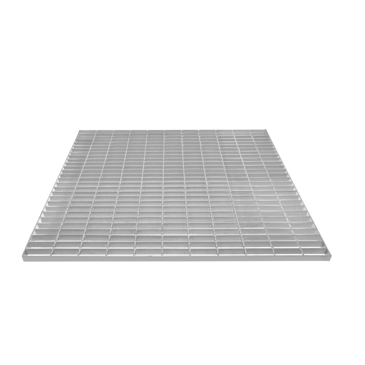 Una rejilla metálica rectangular con ranuras estrechas sobre fondo blanco.