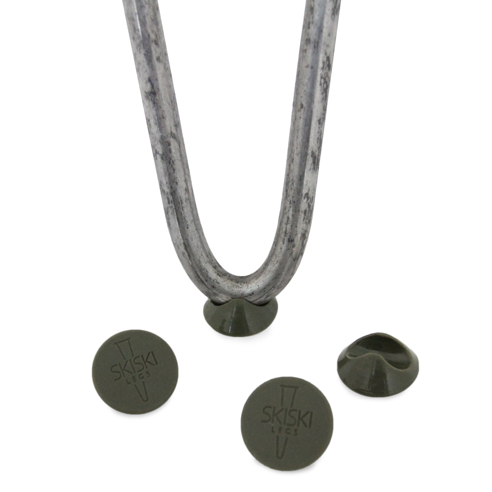 Una pata de horquilla gris con tres protectores de suelo redondos y verde oscuro.