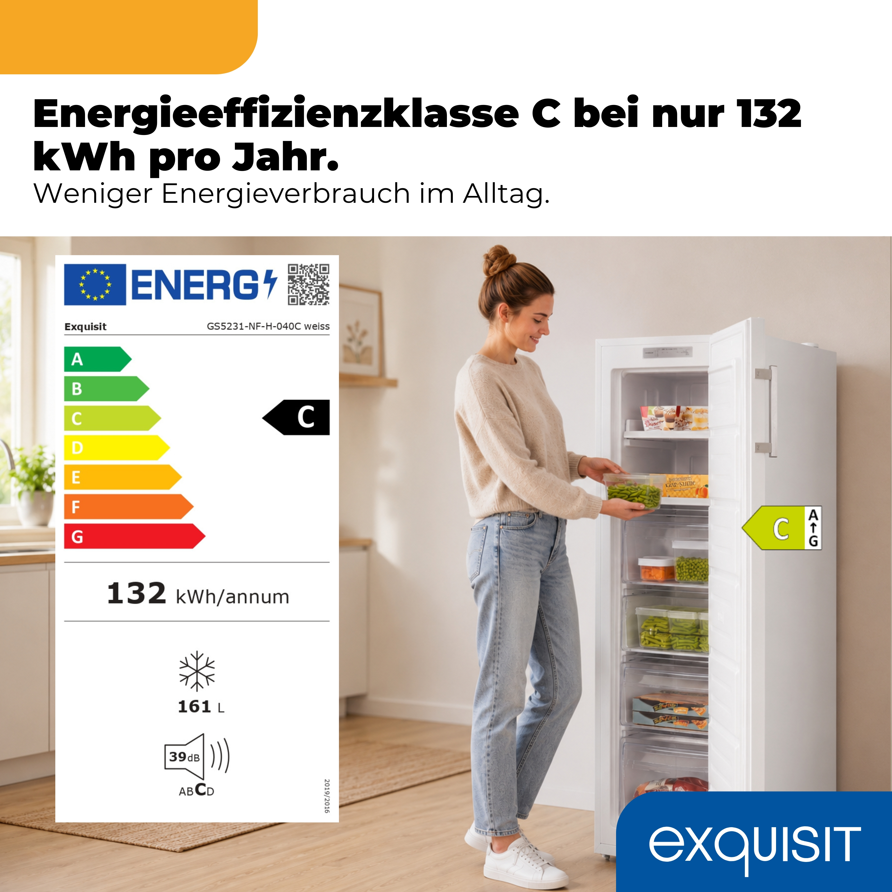 Frau füllt Gefrierschrank mit Energieeffizienzklasse C.