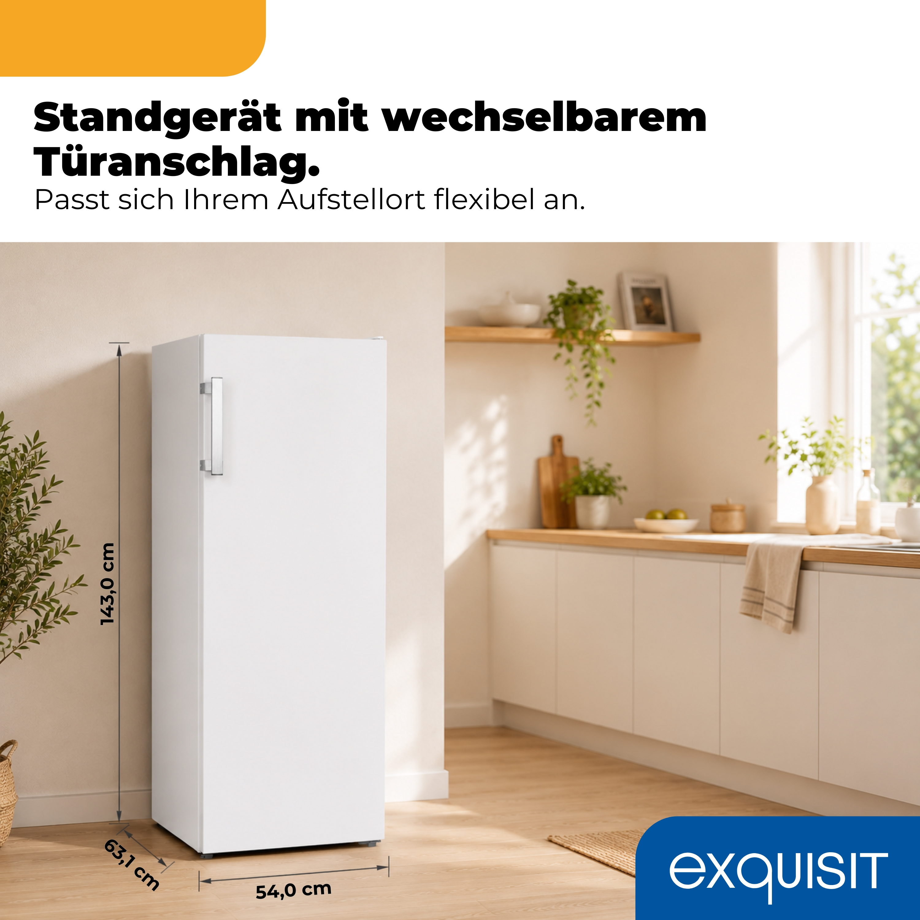 Ein weißer Kühlschrank steht in einer Küche mit Holzoberflächen.