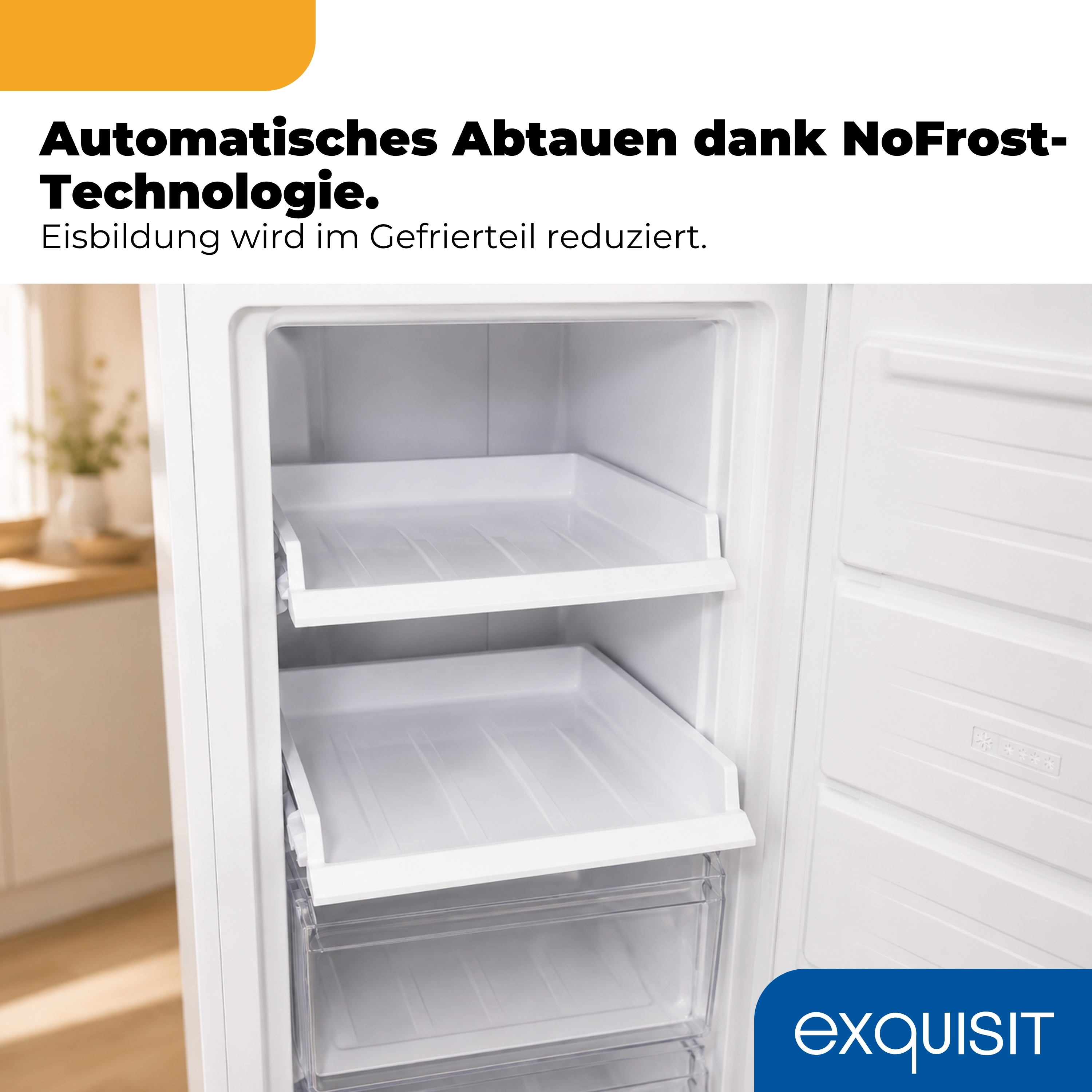 Ein weißer Gefrierschrank mit offenen Fächern und Schubladen.