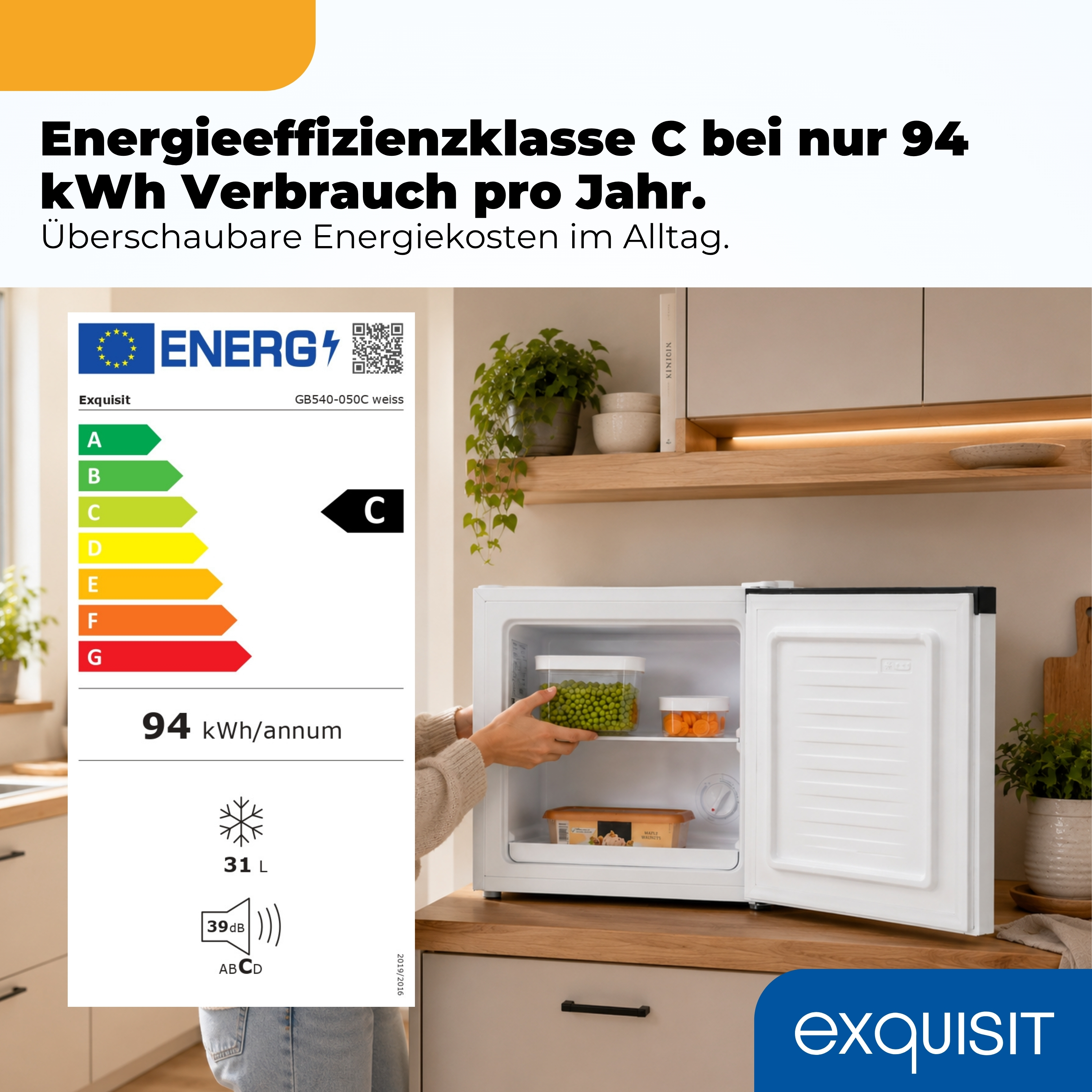 Kühlschrank mit Energieeffizienz C, 94 kWh/Jahr, 31 L, 39 dB. Hand legt Erbsentopf hinein.