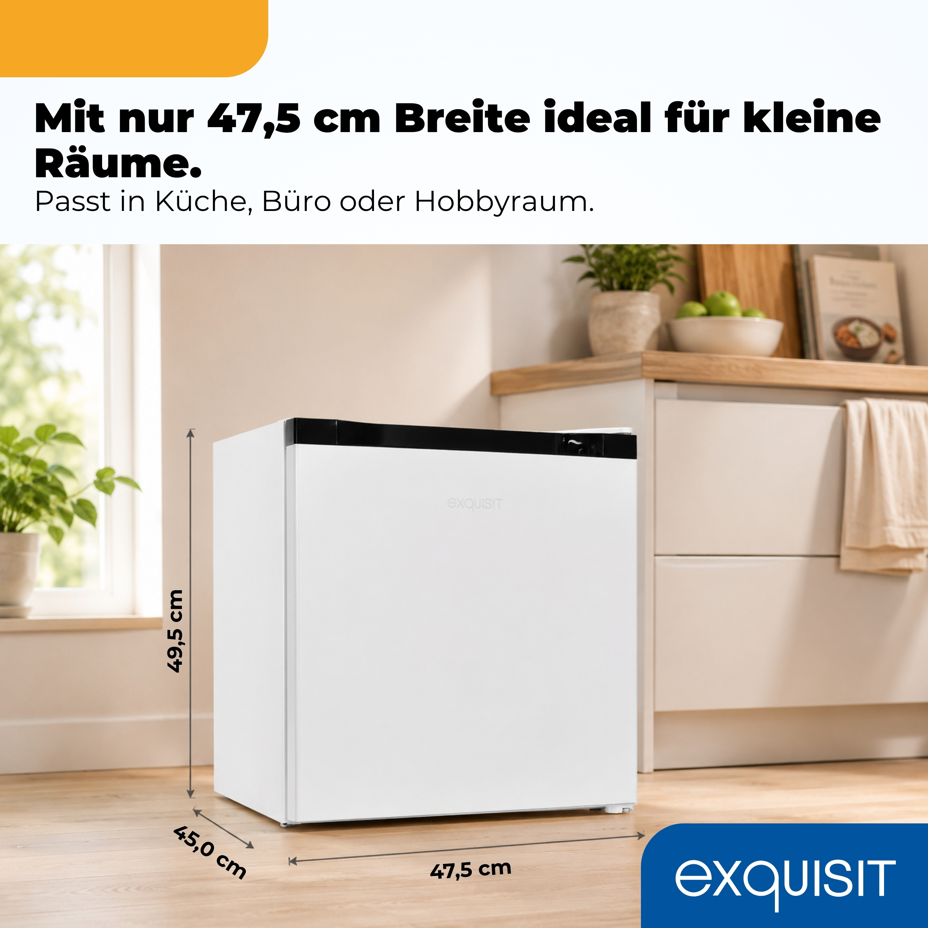 Ein weißer Kühlschrank mit den Maßen 47,5x49,5x45 cm steht in einer Küche.