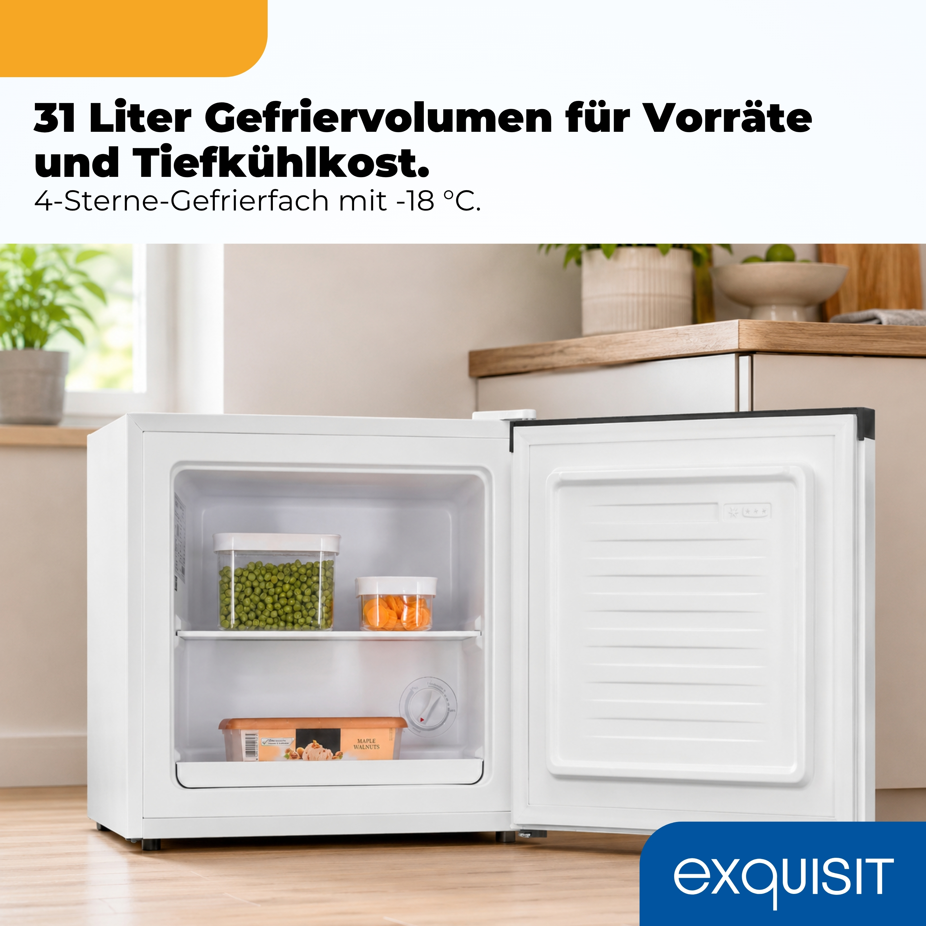 Ein offener weißer Gefrierschrank mit gefüllten Behältern und einem Eisbehälter.