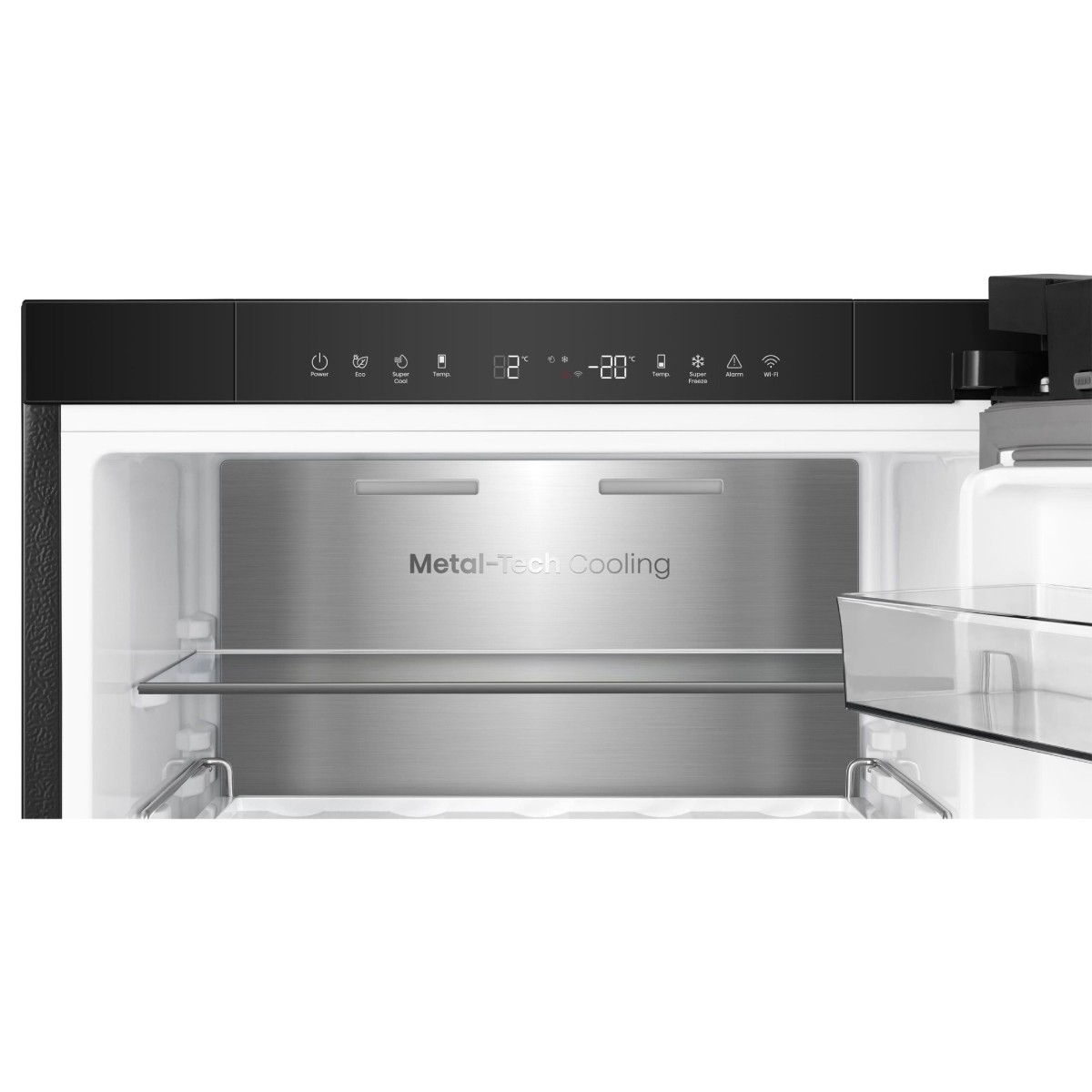 Ein Kühlschrank-Innenraum mit digitalen Bedienelementen und einem Metallrückwandpaneel.
