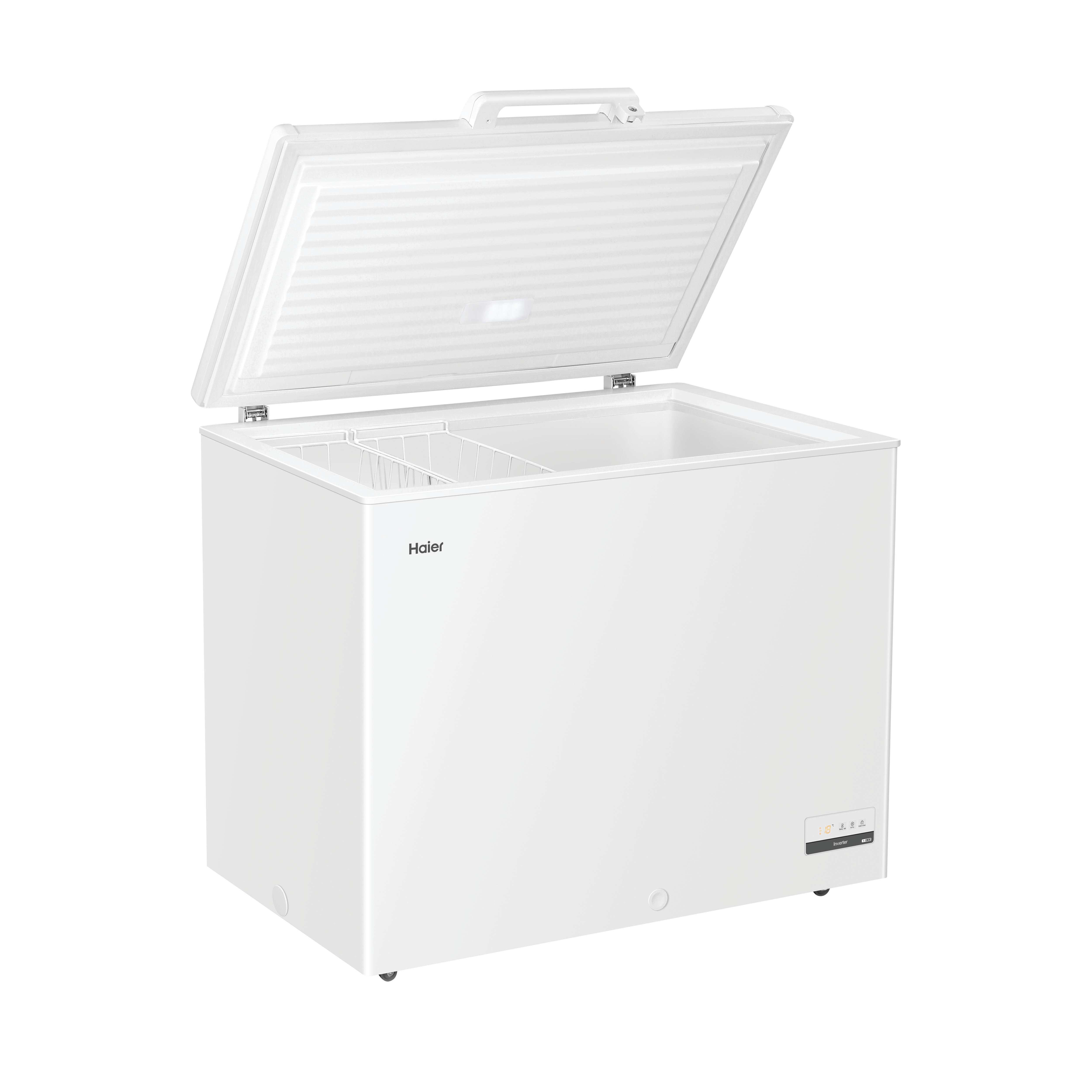 Un congelatore a pozzetto Haier bianco con il coperchio aperto, che rivela due cestelli in filo metallico all'interno, su sfondo bianco.