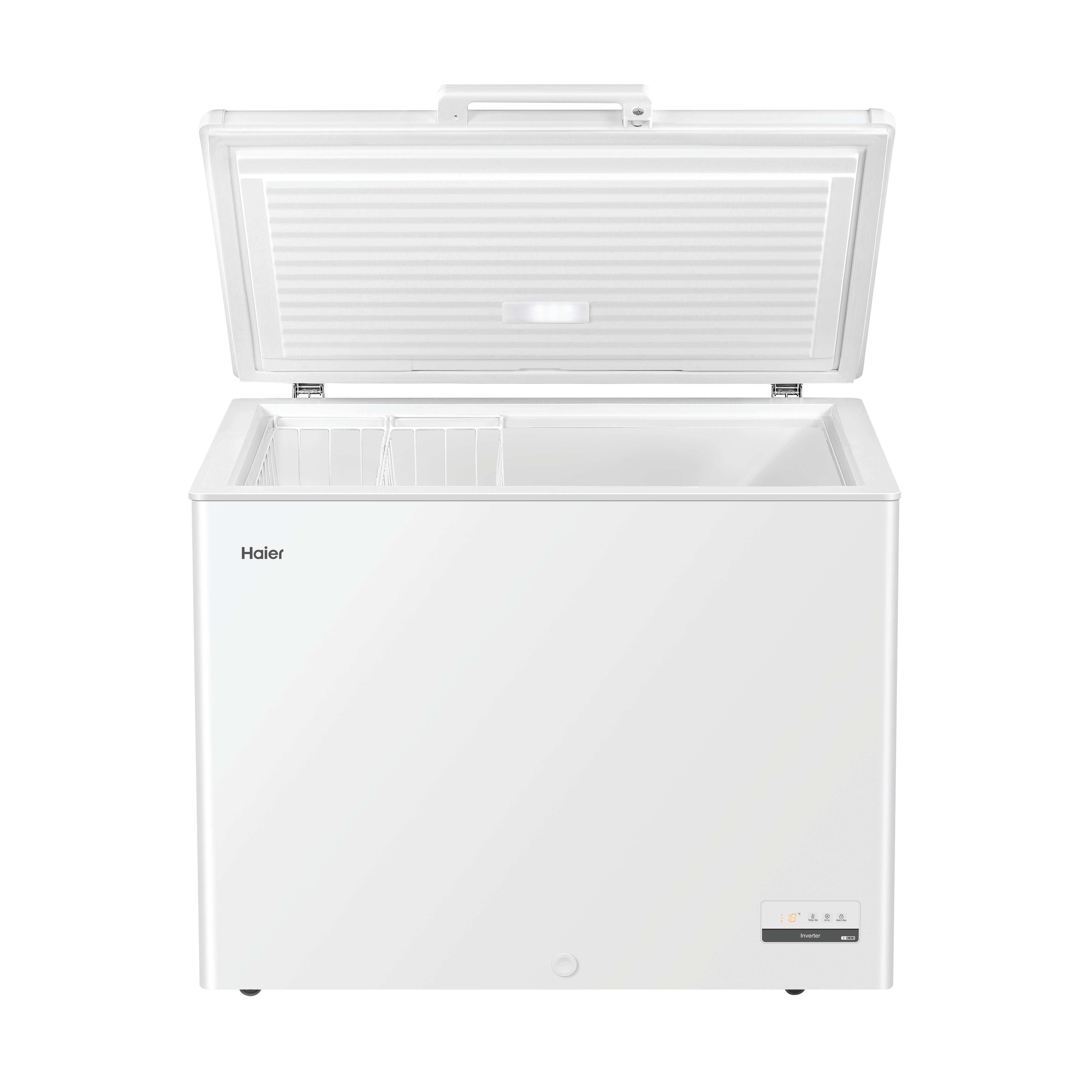 Un congelatore a pozzetto Haier bianco con coperchio aperto, che mostra un cestello interno.