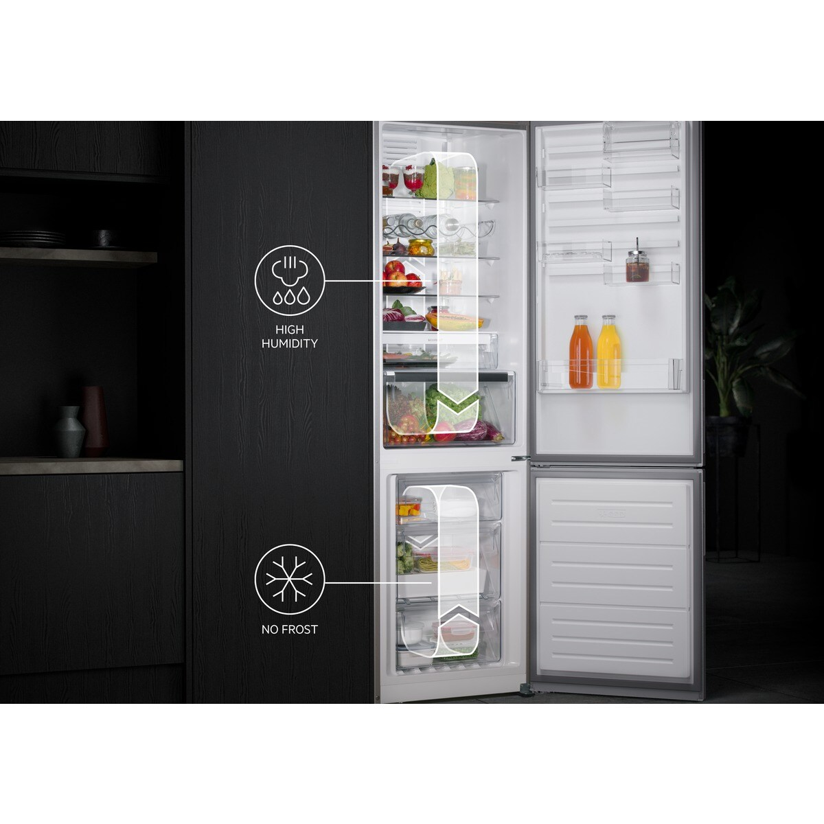 Refrigerador abierto con alimentos y símbolos de humedad y sin escarcha.
