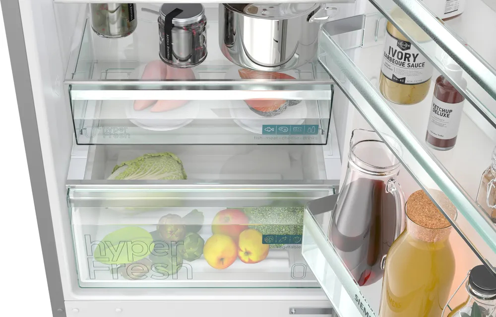 Kühlschrank gefüllt mit Lebensmitteln, darunter Gemüse, Obst, Soßen und Getränke.
