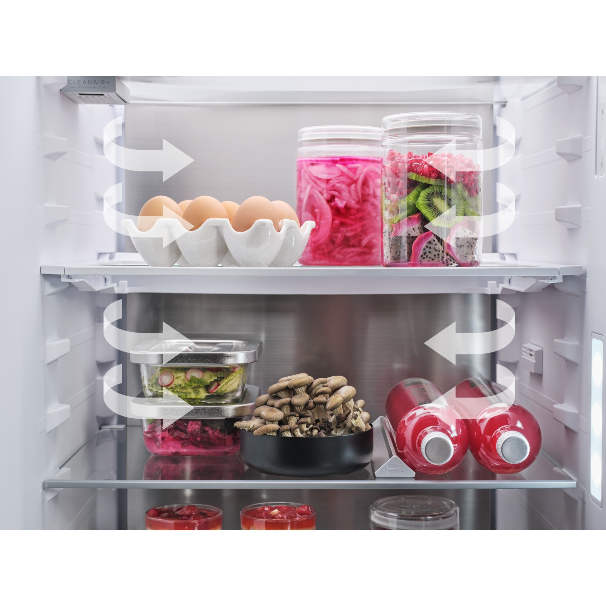 Vista interior de un refrigerador con huevos, frascos de comida encurtida, champiñones y botellas.