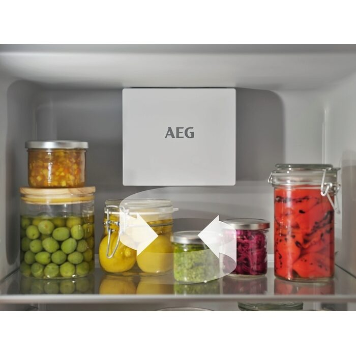 Frascos llenos de alimentos dentro de un refrigerador AEG.