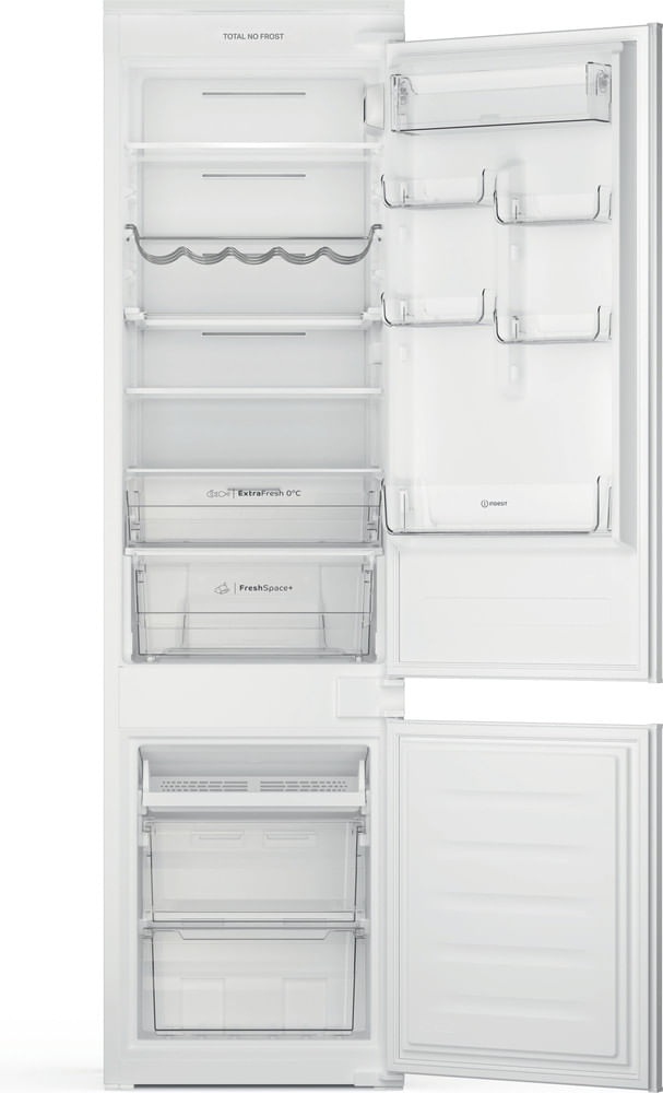 Un frigorifero bianco con porta aperta, che mostra ripiani e cassetti.