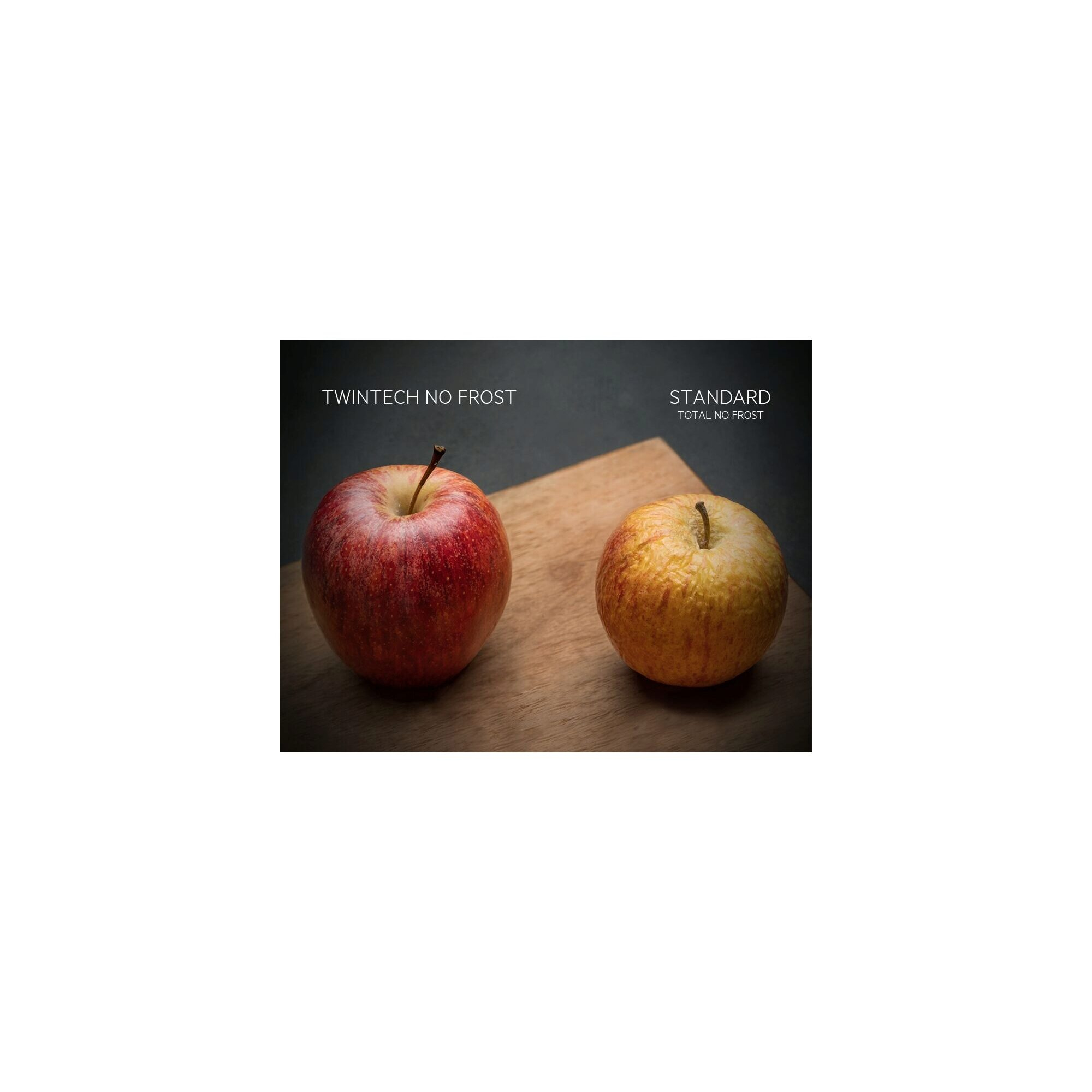 Dos manzanas sobre tabla de madera, una roja a la izquierda, una amarilla a la derecha.
