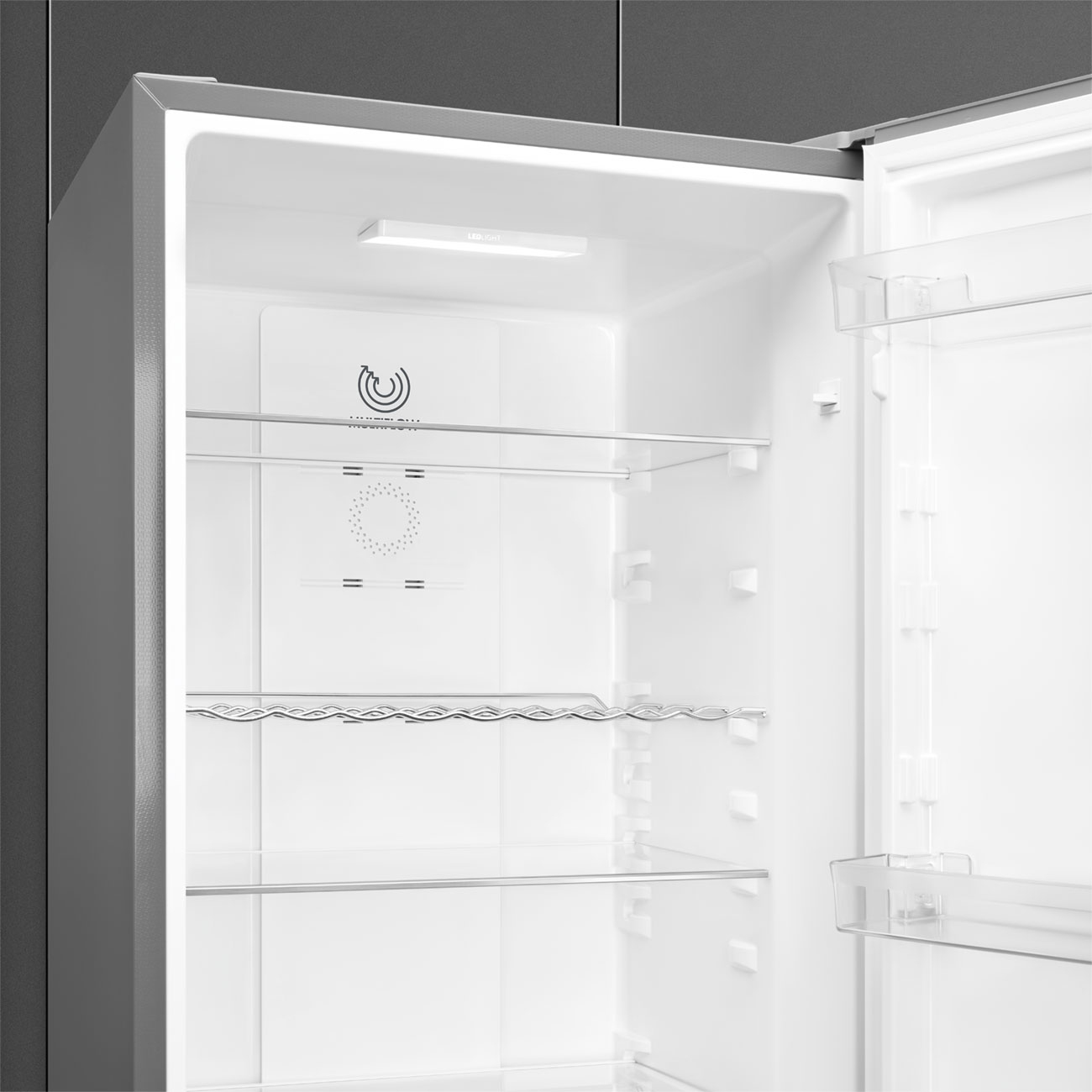Interior de un refrigerador blanco vacío con iluminación LED y estantes de vidrio.