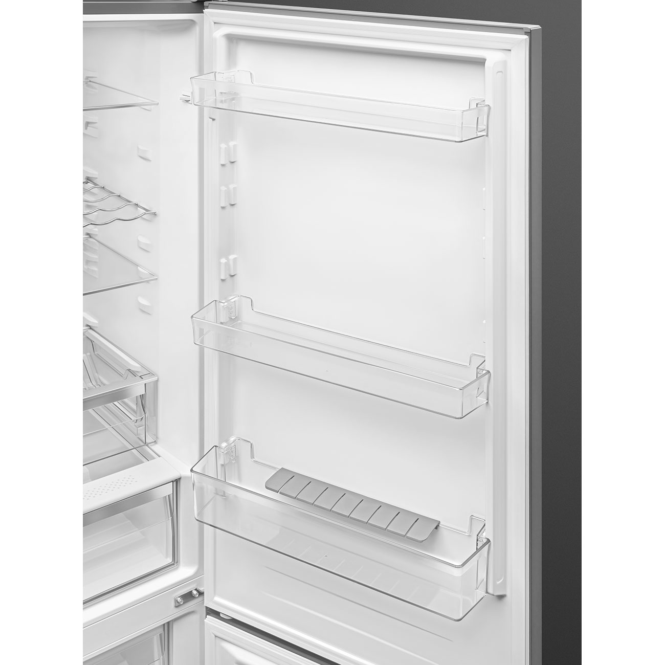 Puerta de refrigerador blanca vacía con estantes y compartimentos transparentes.