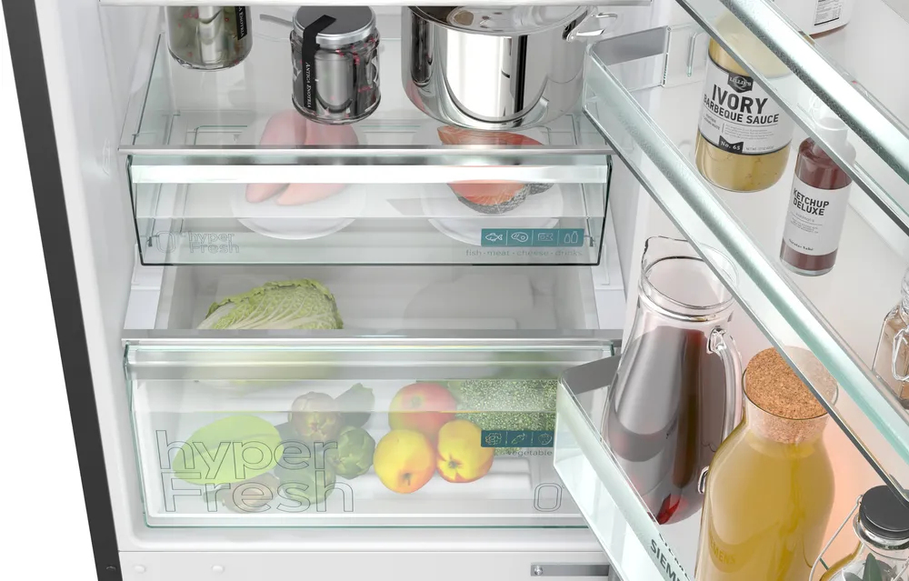Kühlschrank mit Lebensmitteln: Gemüse, Obst, Fleisch, Fisch, Saucen und Getränke.