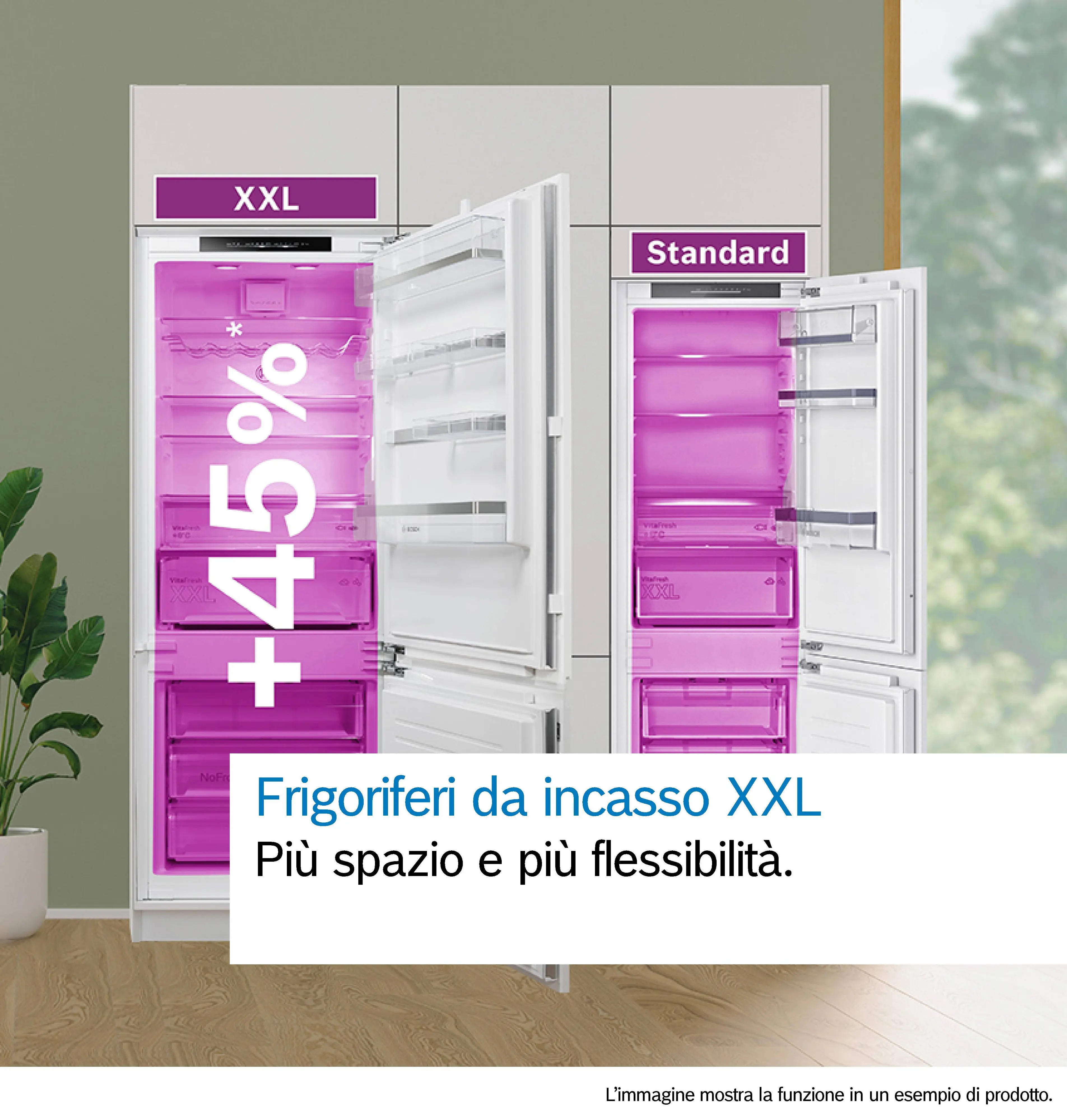 Due frigoriferi da incasso: modello XXL con porta aperta e modello standard.