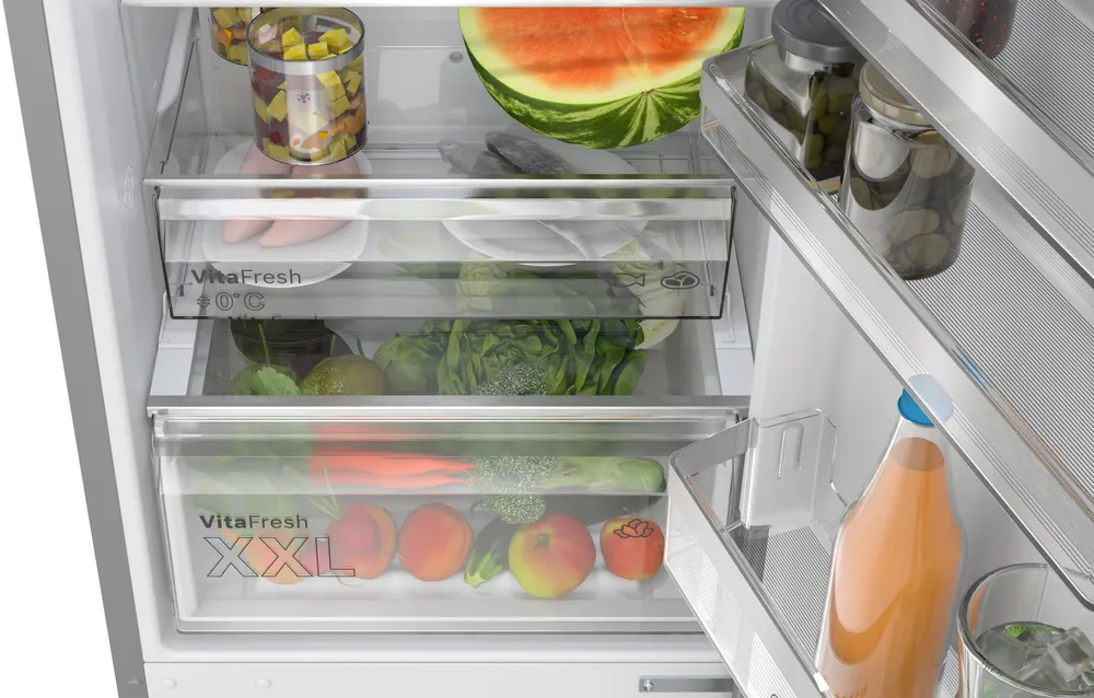 Gefrierschrank mit Obst, Gemüse, Fleisch und Gläsern.