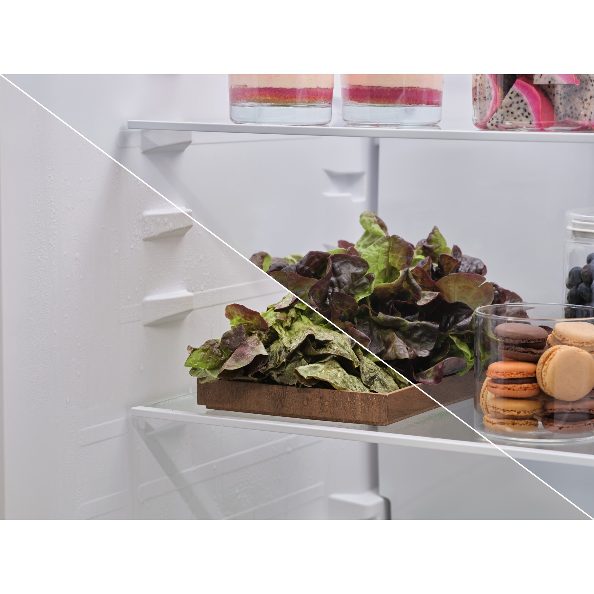 Lechuga roja y verde en una caja de madera junto a macarons y bayas en frascos.