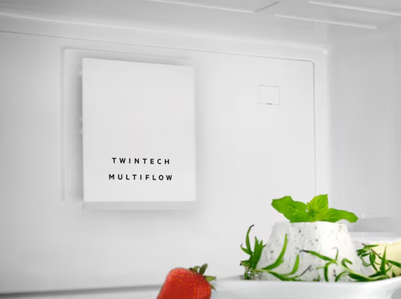 Interno bianco del frigorifero con etichetta TwinTech Multiflow, fragola e formaggio.