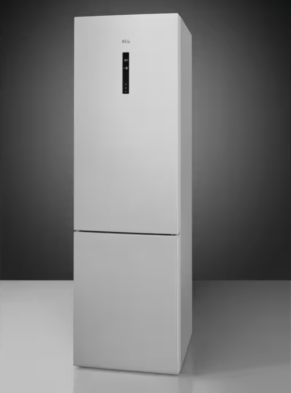Un frigorifero bianco con display digitale e due porte.