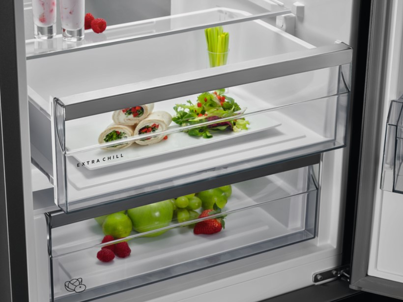 Cajones de refrigerador con wraps, ensalada, manzanas, uvas y bayas.
