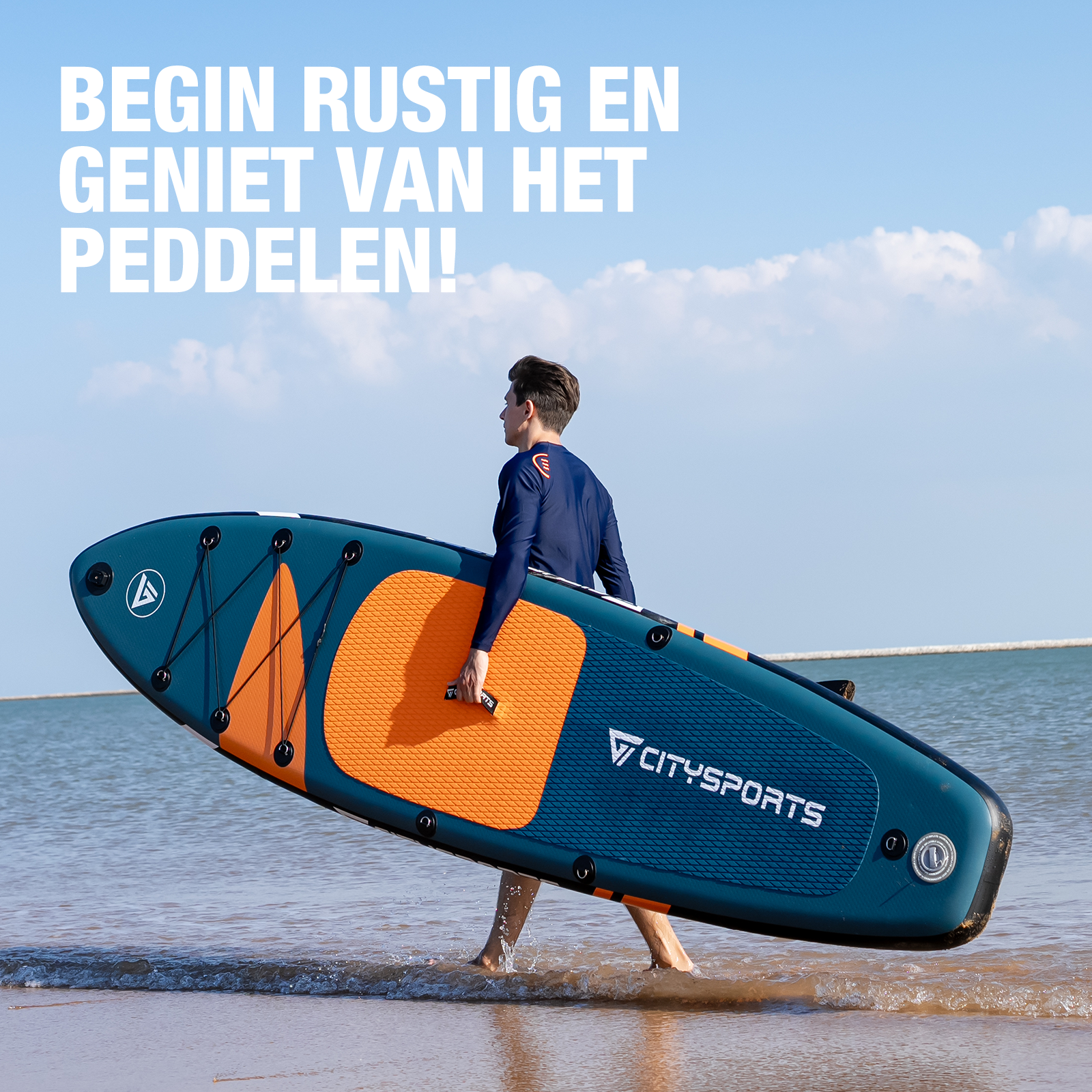 Man draagt een sup board op het strand. Blauwe en oranje kleuren.