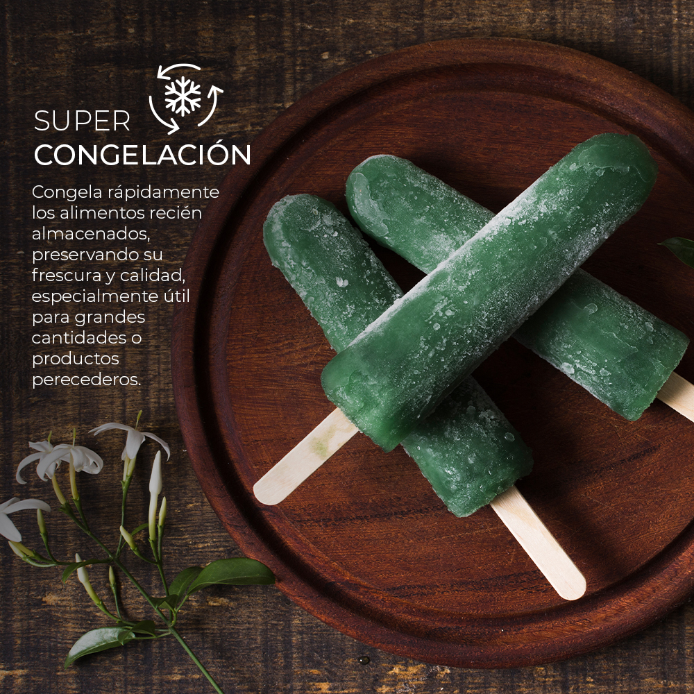 Tres helados verdes cubiertos de escarcha sobre una tabla de madera.