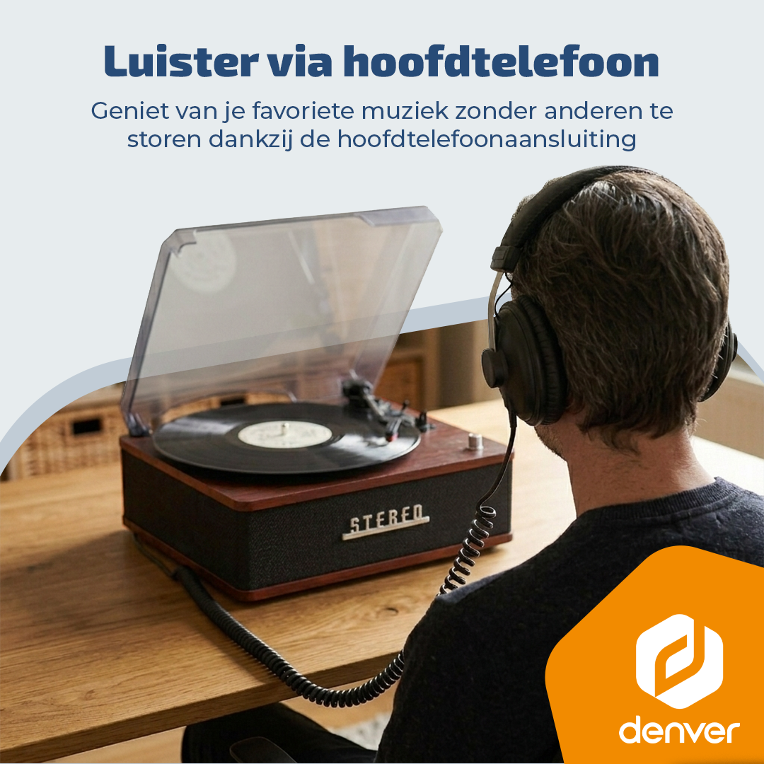 Homme avec casque écoute musique sur platine vinyle. Système stéréo sur table bois.