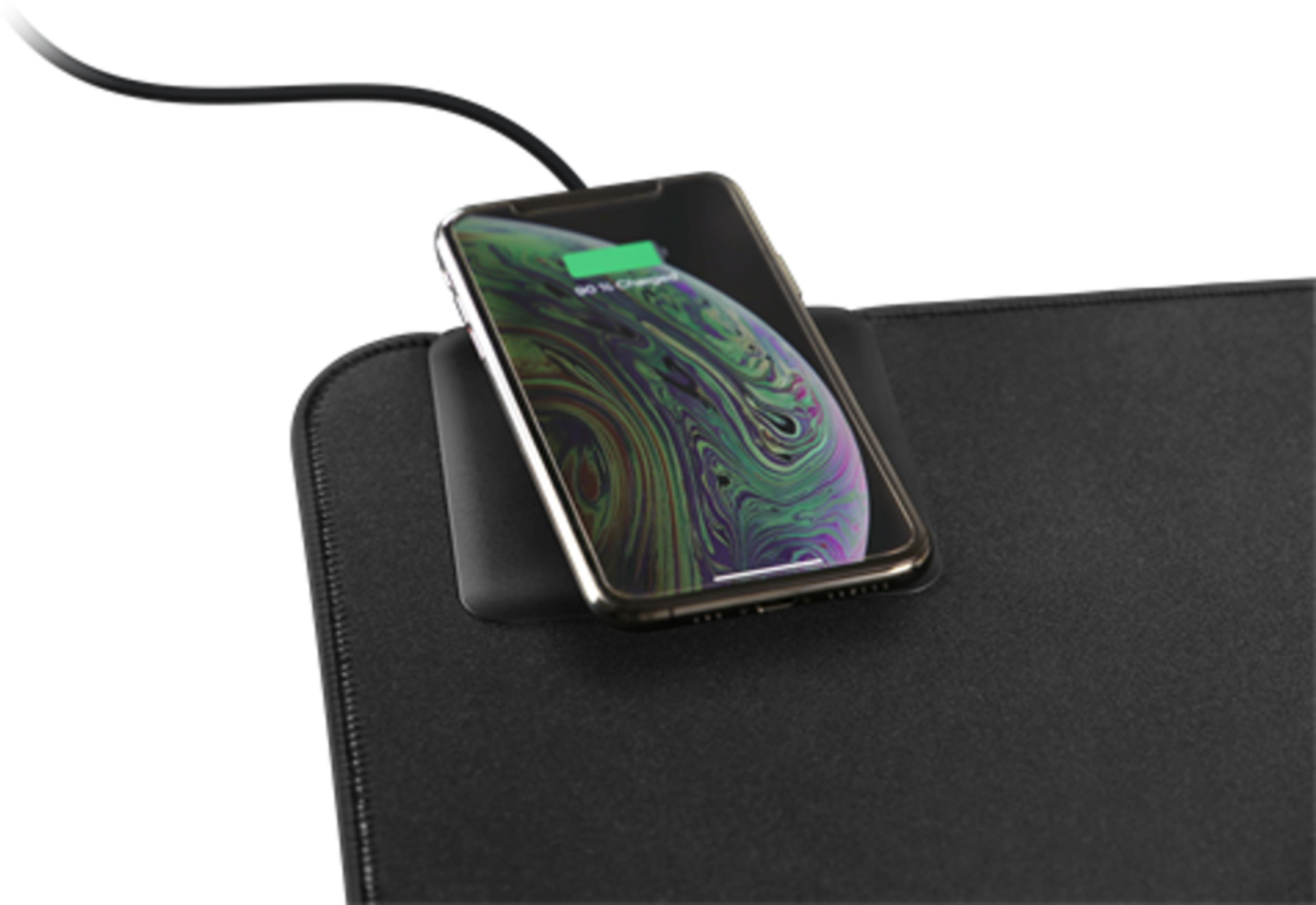 Ein iPhone wird auf einer schwarzen Ladeunterlage geladen, mit einem Kabel.