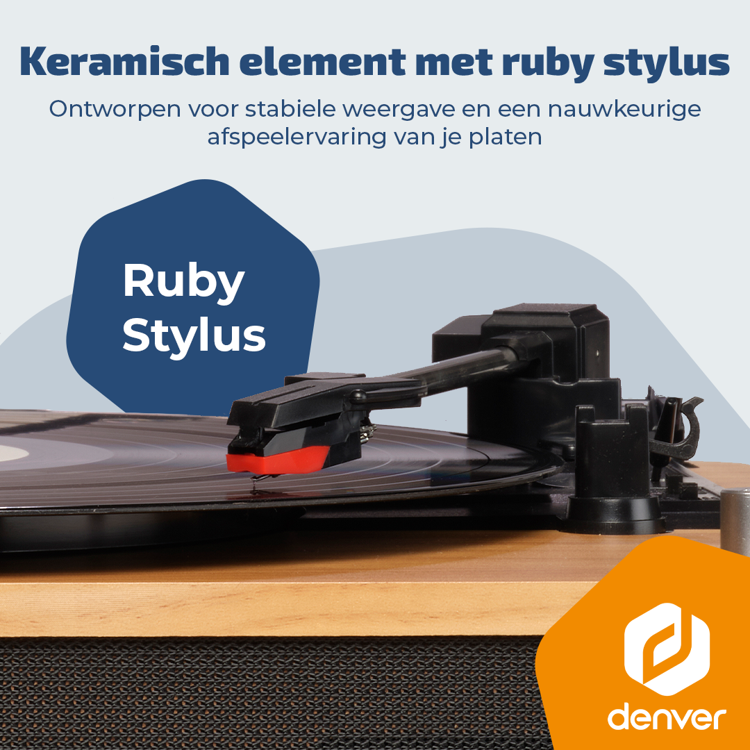 Ein Plattenspieler mit einem Ruby-Stylus, der auf einer Schallplatte spielt.