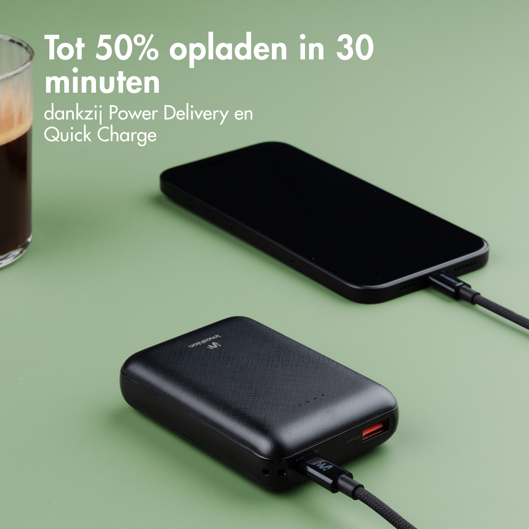 Batterie externe noire et smartphone sur fond vert, avec texte sur la charge rapide.