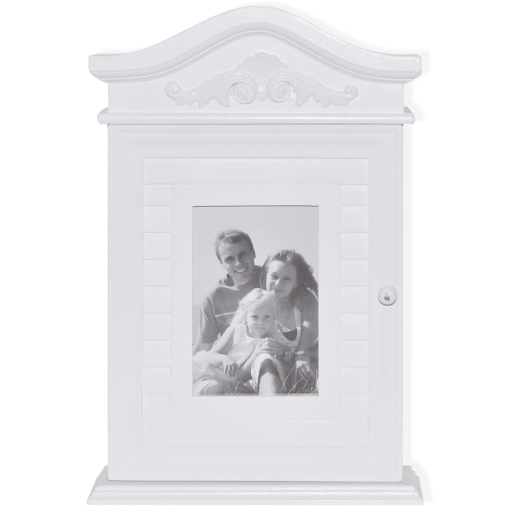 Ein weißer Schrank mit einem Fotorahmen, der eine Familie zeigt.