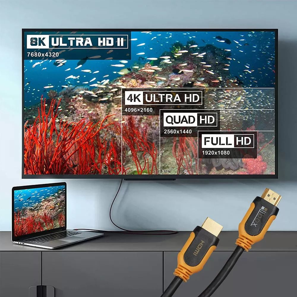 Laptop i telewizor wyświetlają podwodne obrazy ze specyfikacją rozdzielczości. Widoczne kable HDMI.