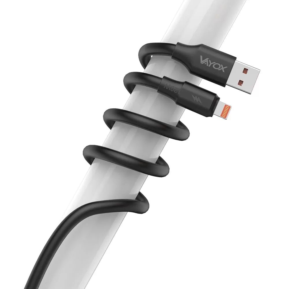 Ein schwarzes USB-C-Kabel wickelt sich um einen weißen Stab. Das Kabel hat einen USB-A-Stecker und einen Lightning-Stecker.