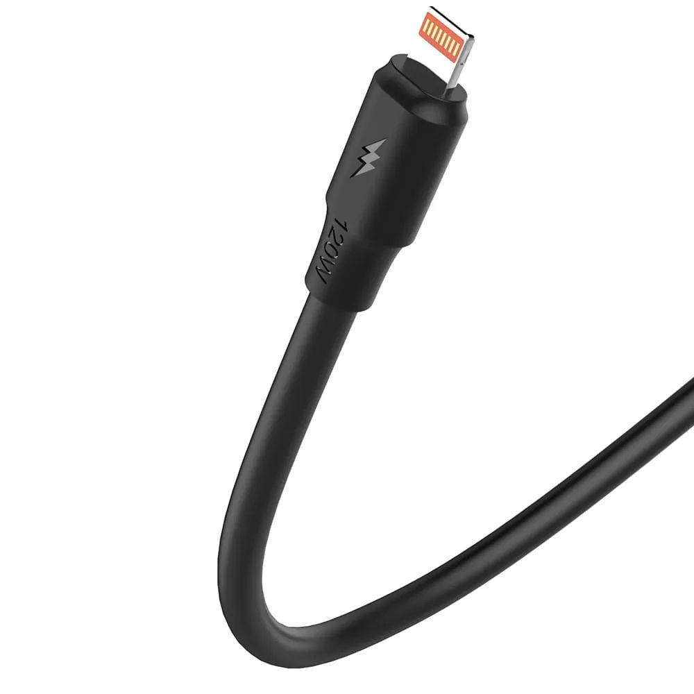 Schwarzes Ladekabel mit Lightning-Anschluss und 120W-Markierung.