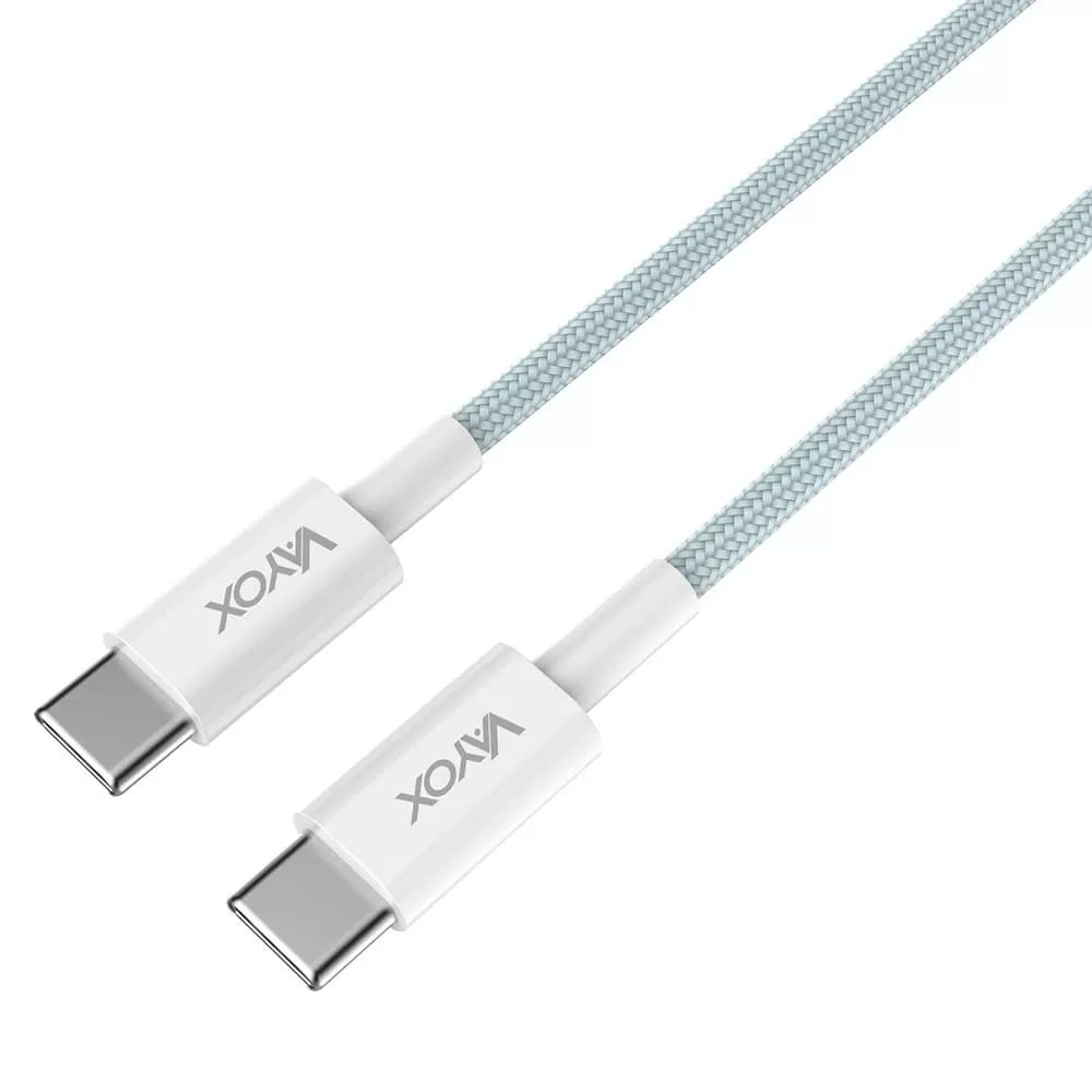 Zwei weiße USB-C-Kabel mit blau-grauem geflochtenem Kabel auf weißem Hintergrund.