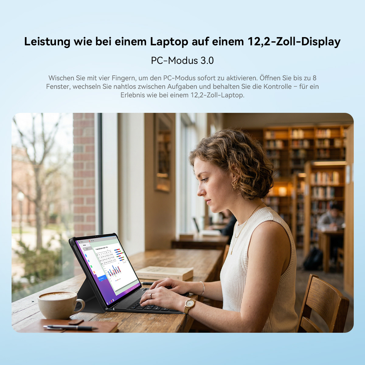 Eine Frau tippt auf einer Tastatur vor einem Tablet in einer Bibliothek.