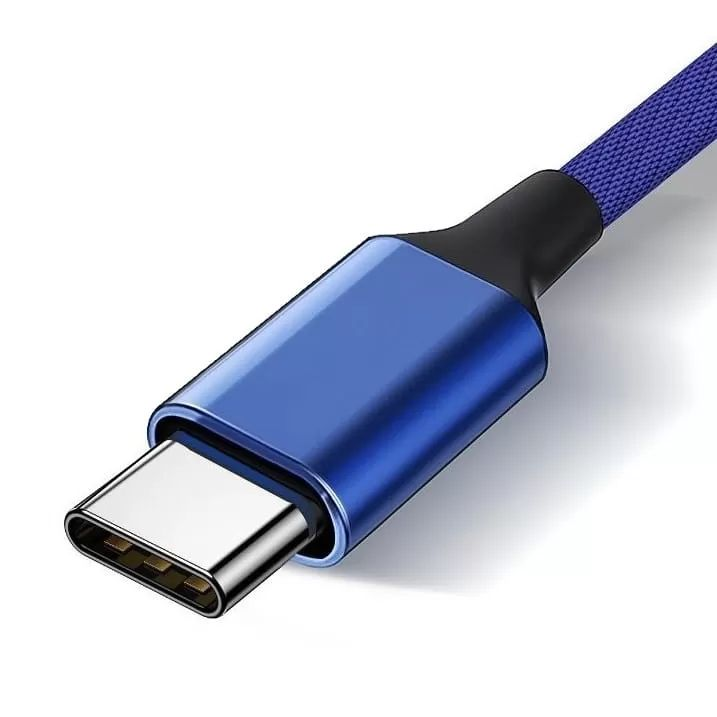 Ein blauer USB-C-Stecker mit einem gesprenkelten blauen Kabel.