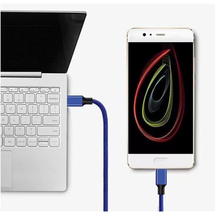 Ein blaues USB-Kabel verbindet einen Laptop mit einem Smartphone, das farbige abstrakte Linien anzeigt.