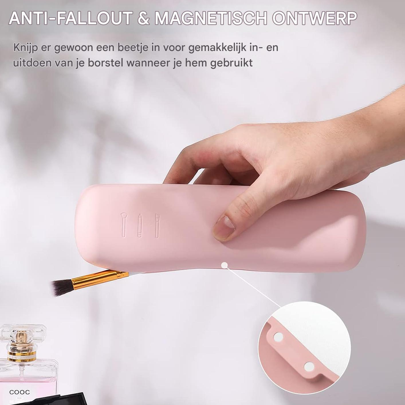 Eine Hand hält eine rosa Aufbewahrungsbox für Make-up-Pinsel. Ein Pinsel ragt heraus.