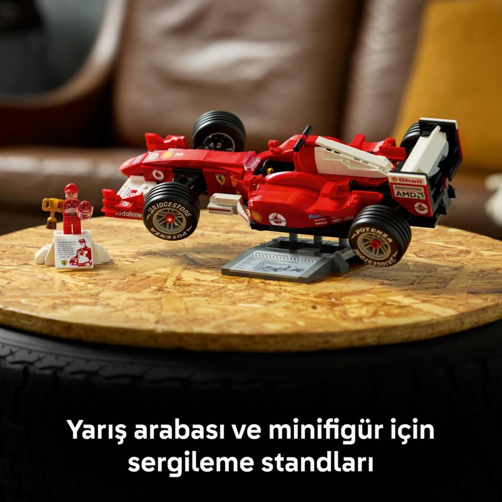 Yanında minifigür tamircisi olan kırmızı Lego Ferrari Formula 1 aracı.
