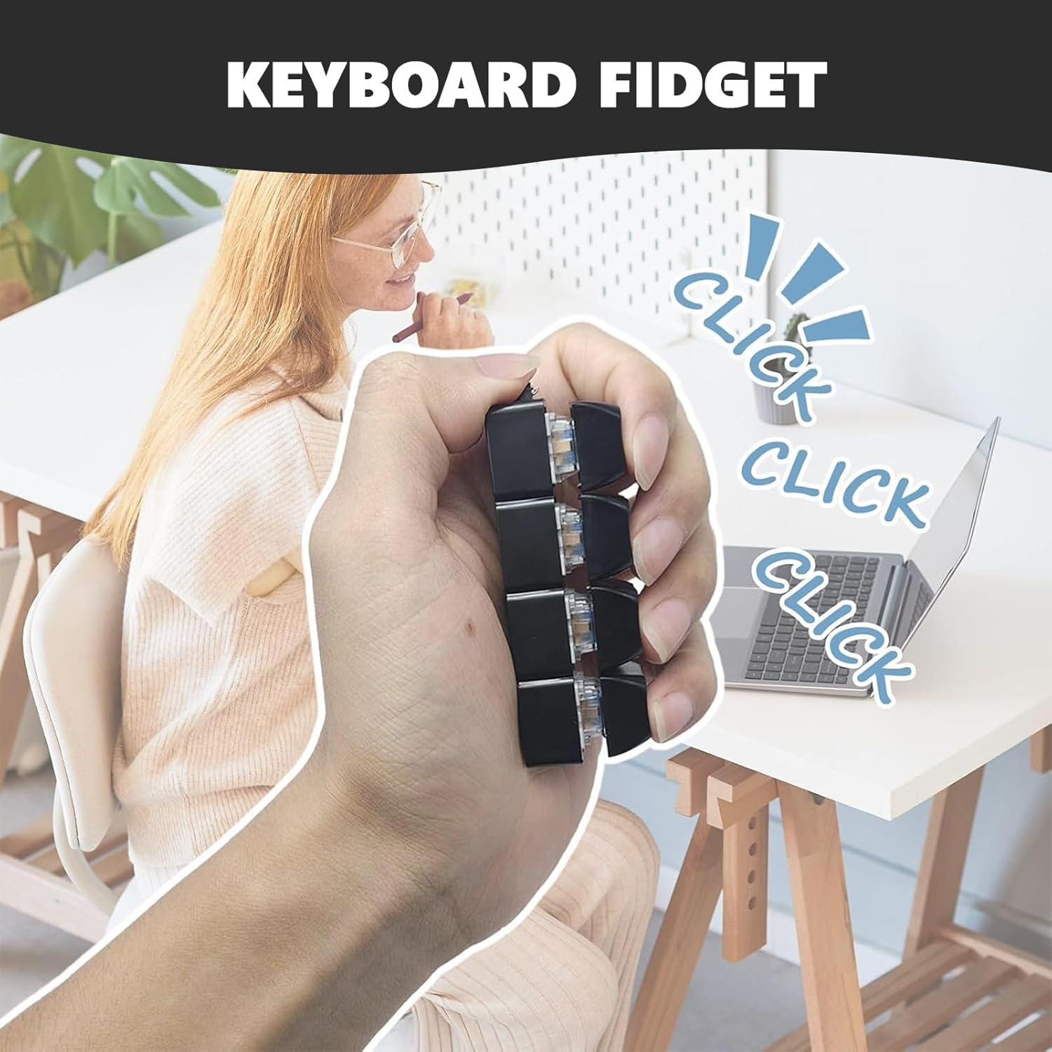 Eine Hand hält einen schwarzen Tastatur-Fidget-Würfel. Im Hintergrund sitzt eine Frau am Schreibtisch.