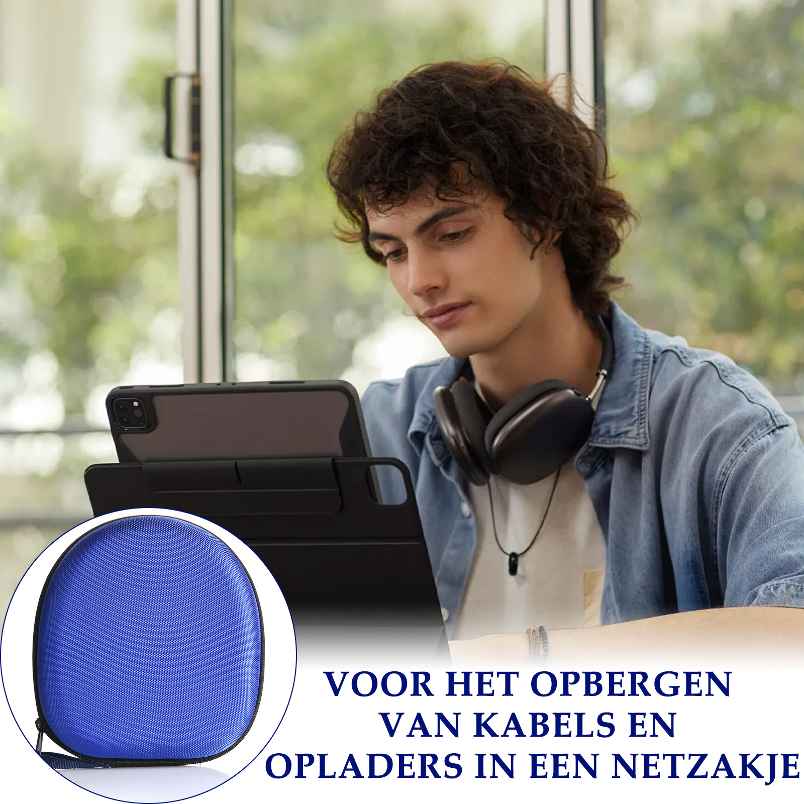 Ein Mann mit Kopfhörern sitzt vor einem Tablet, daneben eine blaue Tasche.
