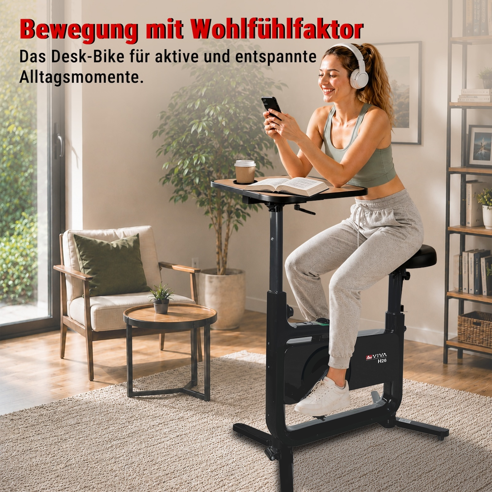 Frau mit Kopfhörern radelt auf einem Schreibtischfahrrad, liest und telefoniert.