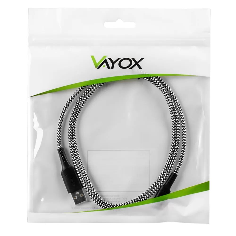 Ein schwarz-wei gemustertes USB-Kabel in einer durchsichtigen Verpackung mit Vayox-Logo.