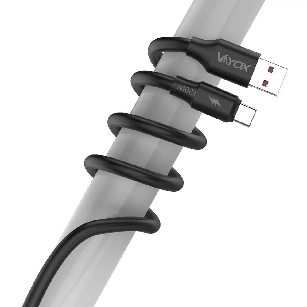 Czarny kabel USB-C ze złączem USB-A, nawinięty na drążek.
