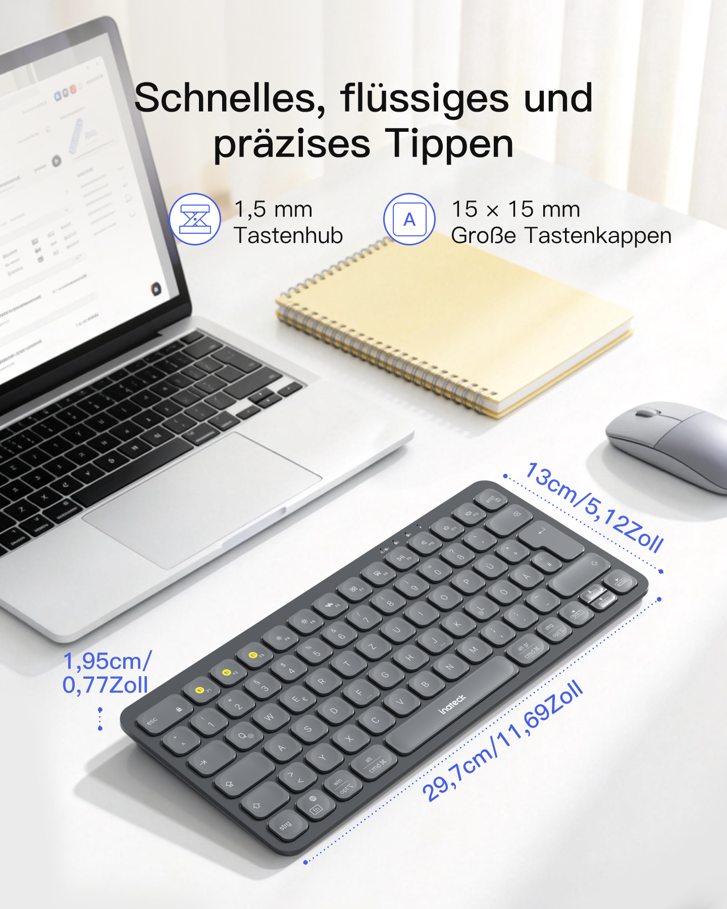 Ein Laptop, eine Tastatur und eine Maus auf einer weißen Oberfläche.