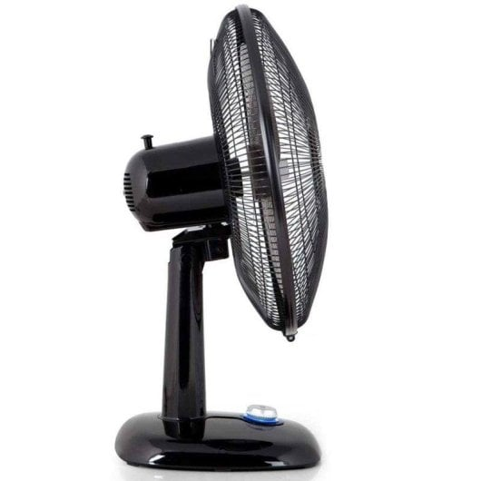 Un ventilador de escritorio negro con rejilla metálica y botón azul sobre fondo blanco.