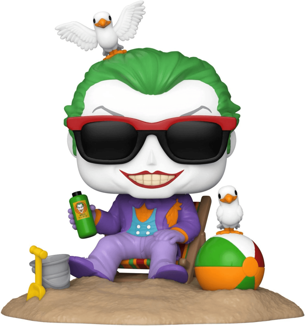 Figura del Joker sentada en la playa con gafas de sol, sosteniendo botella, pájaros y pelota.